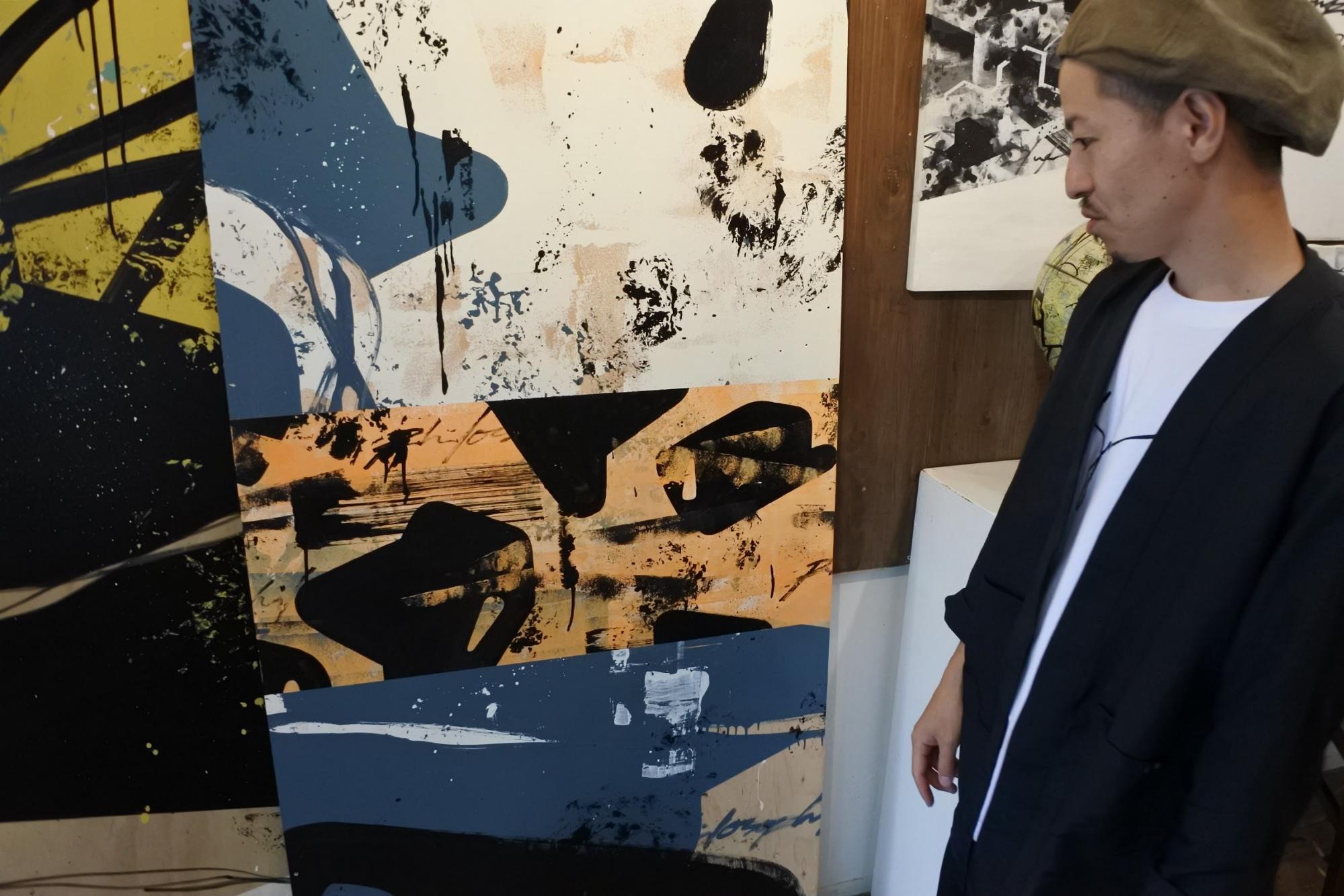 DENPA explains about his paintings | Photo by Masaya Morita