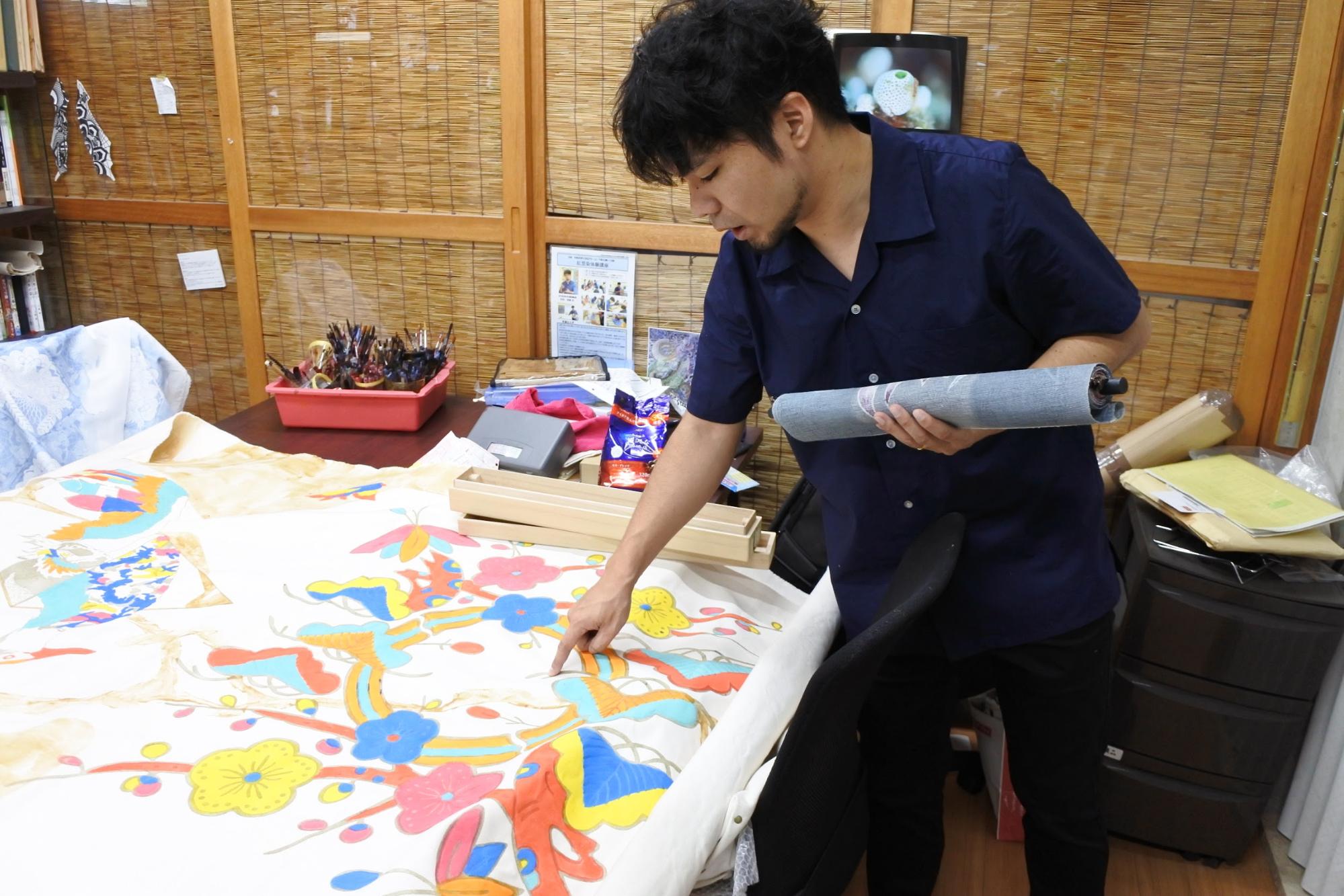 Yukinaga explains about collaboration of "Bingata" work with DENPA | Photo by Masaya Morita